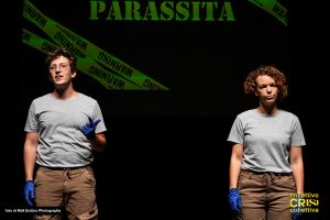 01 Spettacolo Teatrale Bug Busters Vincitore Premio Scenario 2026 Collettivo Crisi Collettiva Bologna Compagnia Teatro
