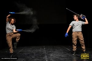 03 Spettacolo Teatrale Bug Busters Vincitore Premio Scenario 2026 Collettivo Crisi Collettiva Bologna Compagnia Teatro