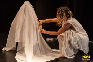 04 Foto Spettacolo Autentica Donne Conspevolezza Introspezione Spettacoli Teatrali Collettivo Crisi Collettiva Bologna Compagnia Teatro.jpg