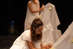 05 Foto Spettacolo Autentica Donne Conspevolezza Introspezione Spettacoli Teatrali Collettivo Crisi Collettiva Bologna Compagnia Teatro.jpg