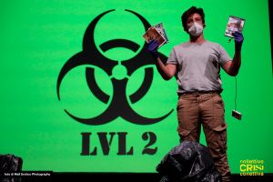 07 Spettacolo Teatrale Bug Busters Vincitore Premio Scenario 2026 Collettivo Crisi Collettiva Bologna Compagnia Teatro