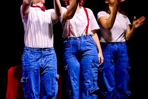 14 Foto Spettacolo Pinocchio Mangia Spaghetti Alla Bolognese Spettacoli Teatrali Collettivo Crisi Collettiva Bologna Compagnia Teatro Verticale