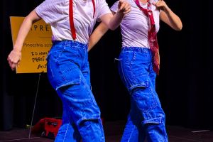 23 Foto Spettacolo Pinocchio Mangia Spaghetti Alla Bolognese Spettacoli Teatrali Collettivo Crisi Collettiva Bologna Compagnia Teatro Verticale